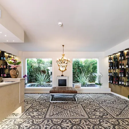 History Apartmanhotel 4*