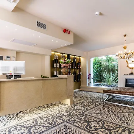 History Apartmanhotel 4*